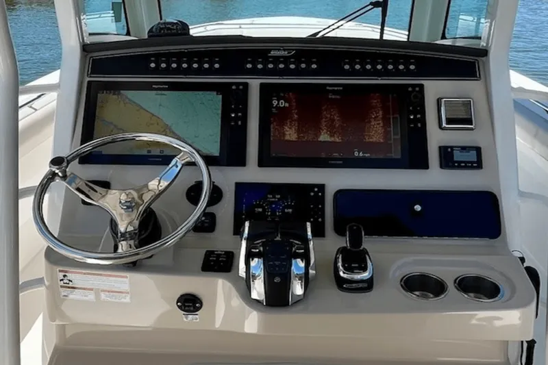Slide: The Image of Boston Whaler 330 OUTRAGE 2019 - 23