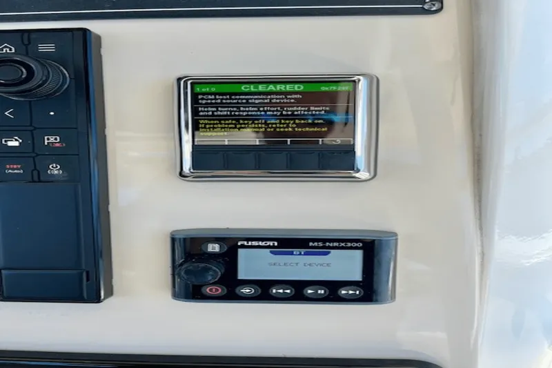 Slide: The Image of Boston Whaler 330 OUTRAGE 2019 - 27