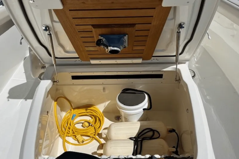 Slide: The Image of Boston Whaler 330 OUTRAGE 2019 - 29