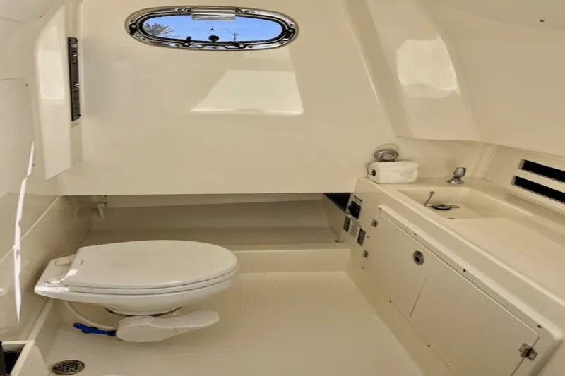 Slide: The Image of Boston Whaler 330 OUTRAGE 2019 - 30