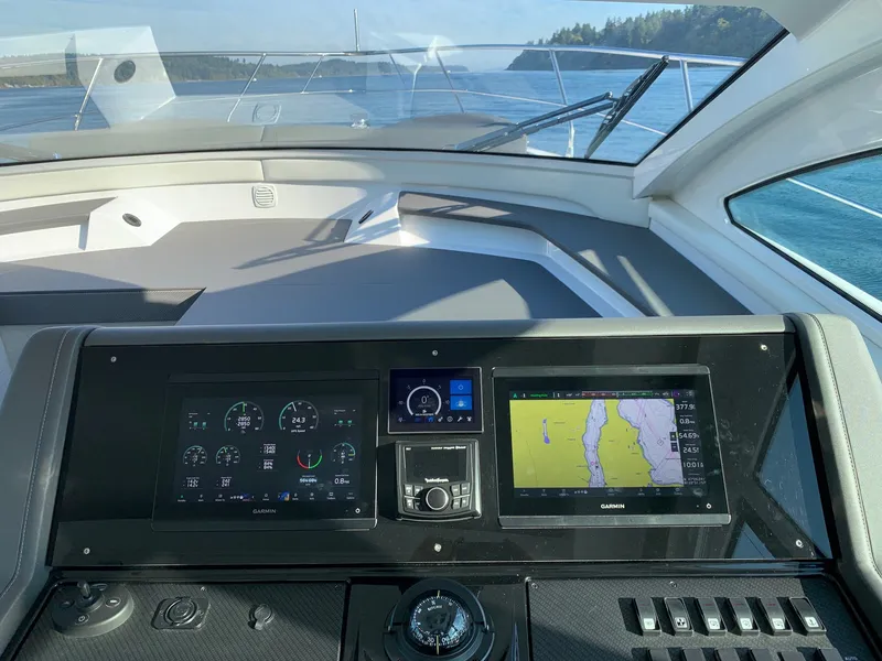 Slide: The Image of Cruisers Yachts 42 CANTIUS 2022 - 13