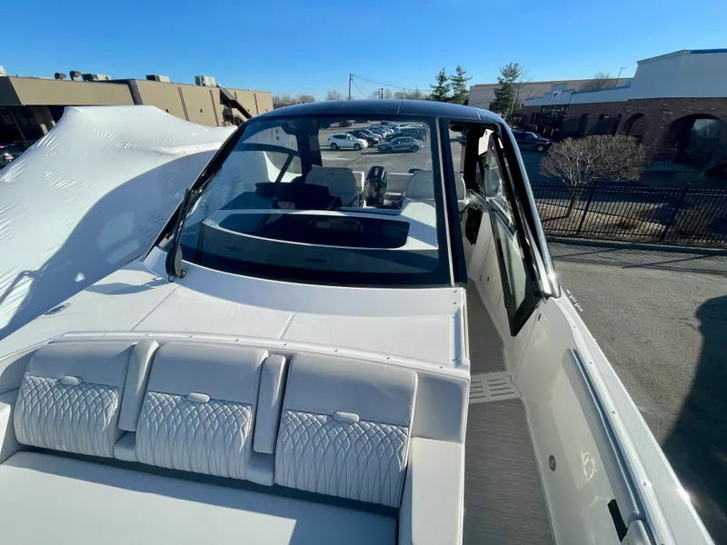 Slide: The Image of Sea Ray Sundancer 370 Outboard 2026 - 18