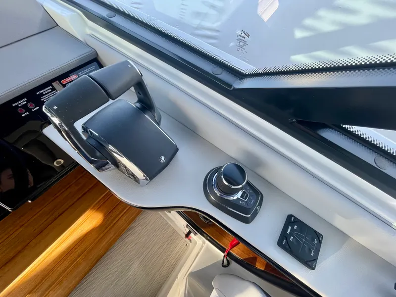 Slide: The Image of Sea Ray Sundancer 370 Outboard 2026 - 9