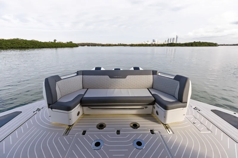 Slide: The Image of Galeon 435 GTO 2026 - 32