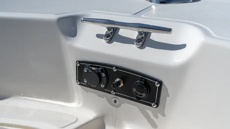 Slide: The Image of Boston Whaler 170 Montauk 2026 - 11