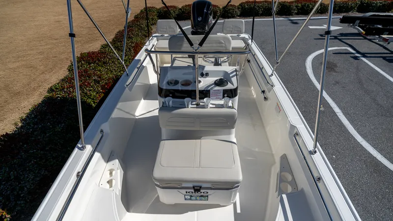 Slide: The Image of Boston Whaler 170 Montauk 2026 - 17