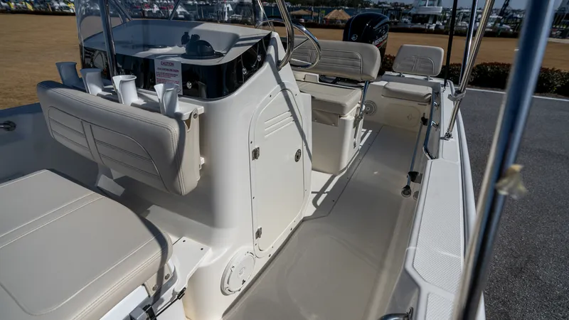Slide: The Image of Boston Whaler 170 Montauk 2026 - 18