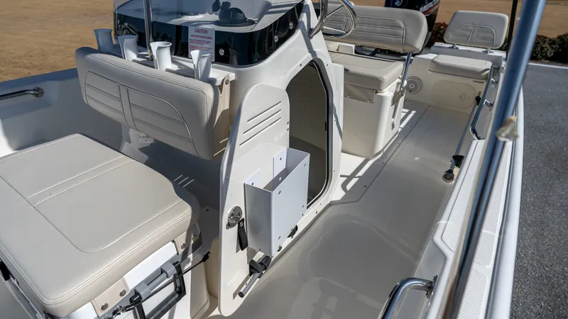 Slide: The Image of Boston Whaler 170 Montauk 2026 - 19