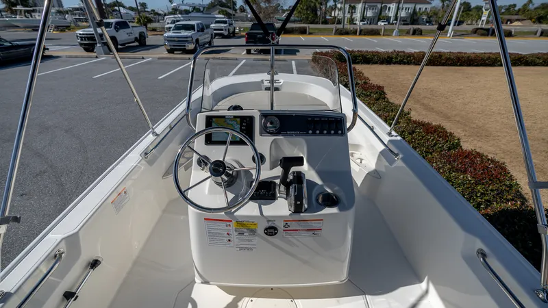 Slide: The Image of Boston Whaler 170 Montauk 2026 - 21