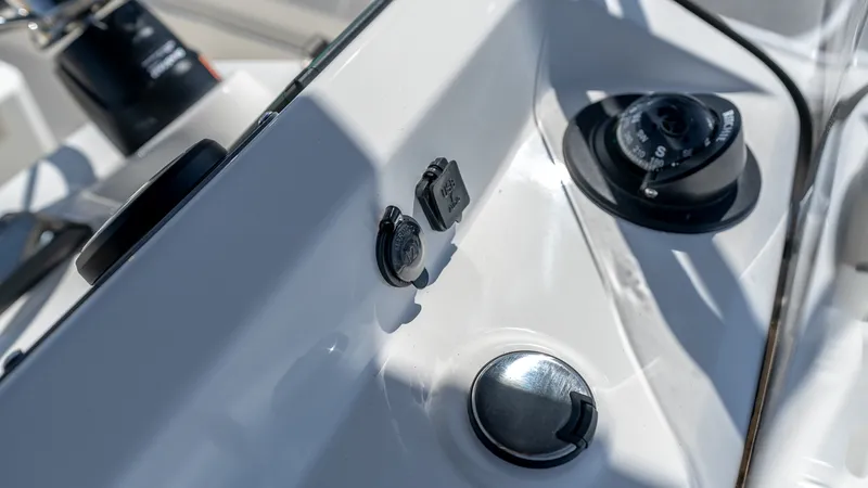 Slide: The Image of Boston Whaler 170 Montauk 2026 - 24