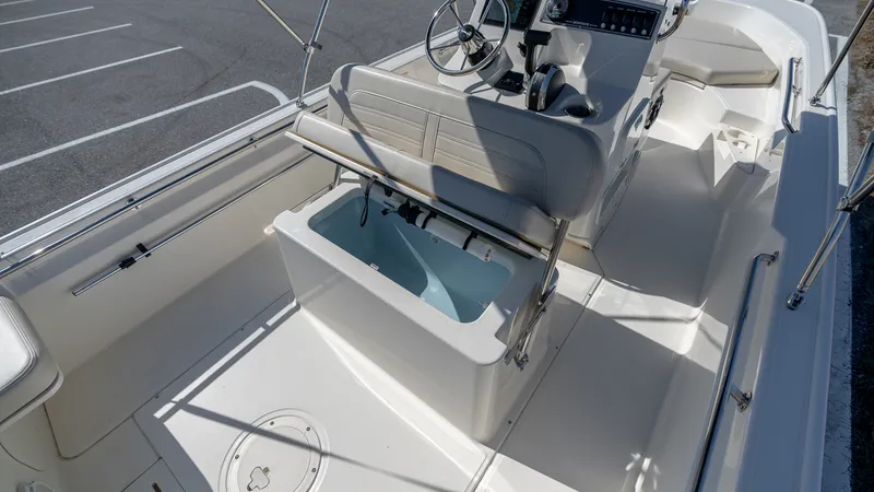Slide: The Image of Boston Whaler 170 Montauk 2026 - 35