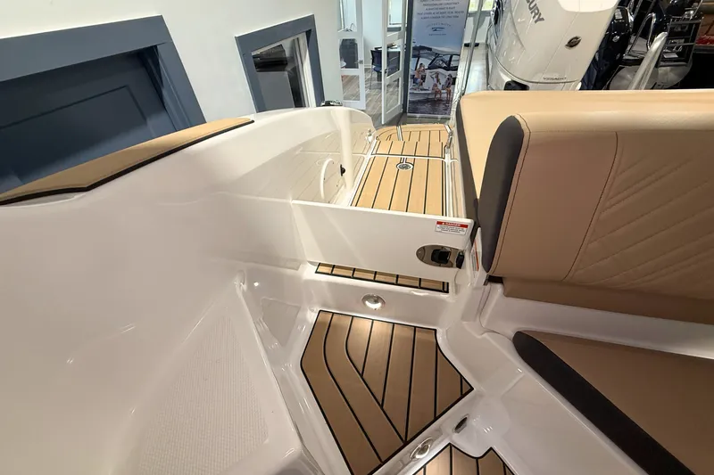 Slide: The Image of Sea Ray SDX 270 Outboard 2025 - 12