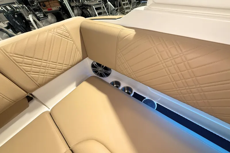 Slide: The Image of Sea Ray SDX 270 Outboard 2025 - 14