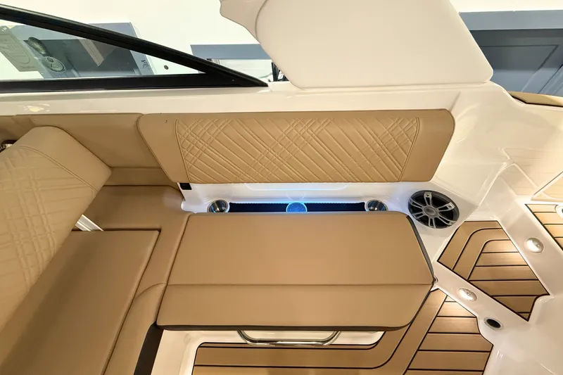 Slide: The Image of Sea Ray SDX 270 Outboard 2025 - 17