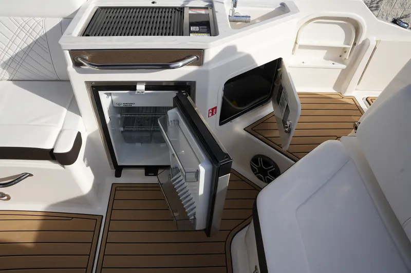 Slide: The Image of Sea Ray SDX 290 2026 - 10