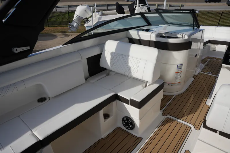 Slide: The Image of Sea Ray SDX 290 2026 - 12
