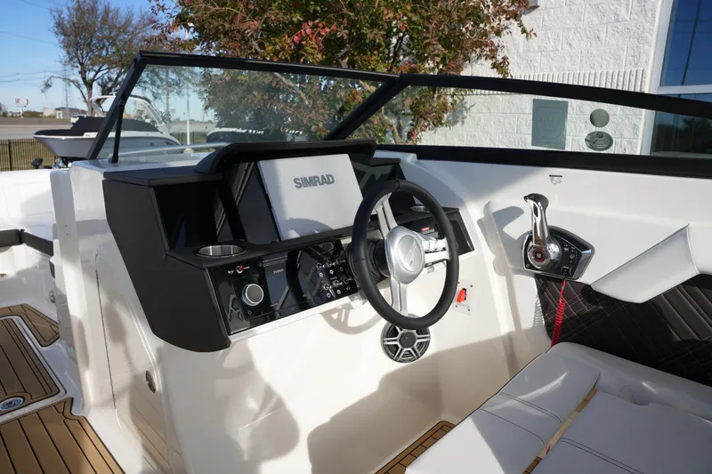Slide: The Image of Sea Ray SDX 290 2026 - 16