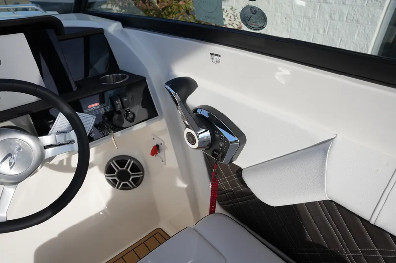 Slide: The Image of Sea Ray SDX 290 2026 - 18
