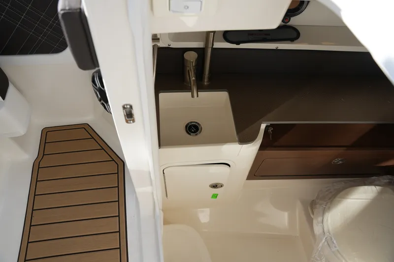 Slide: The Image of Sea Ray SDX 290 2026 - 23