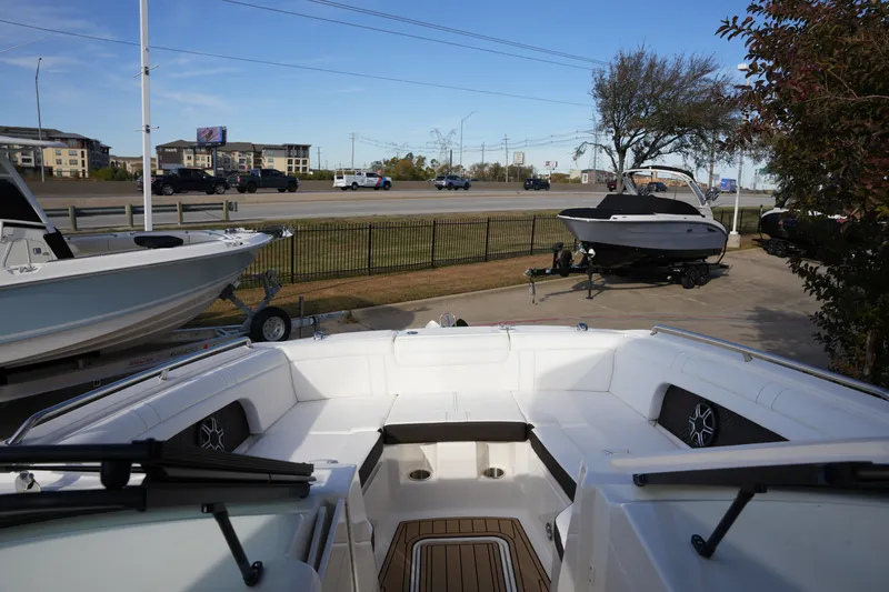 Slide: The Image of Sea Ray SDX 290 2026 - 27