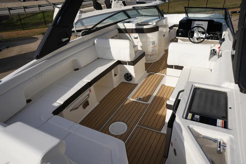 Slide: The Image of Sea Ray SDX 290 2026 - 3