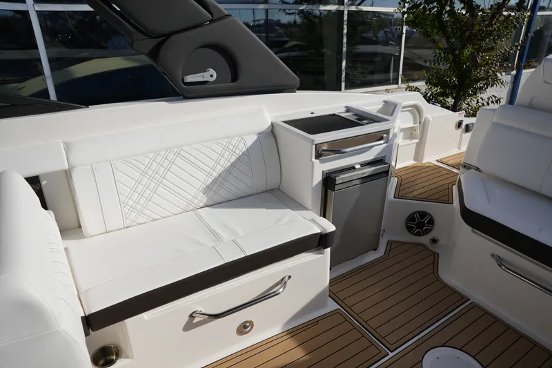 Slide: The Image of Sea Ray SDX 290 2026 - 7