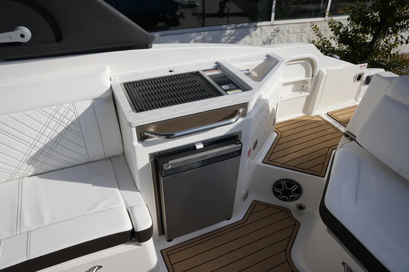 Slide: The Image of Sea Ray SDX 290 2026 - 8