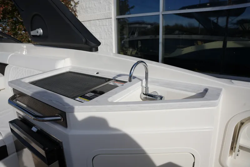 Slide: The Image of Sea Ray SDX 290 2026 - 9
