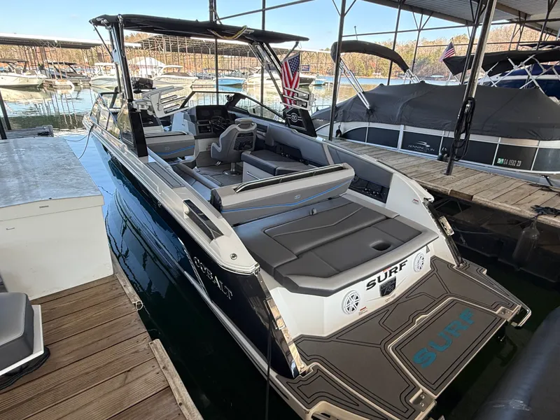 Slide: The Image of Cobalt R8 SURF 2022 - 10