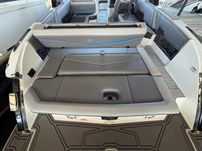 Slide: The Image of Cobalt R8 SURF 2022 - 14