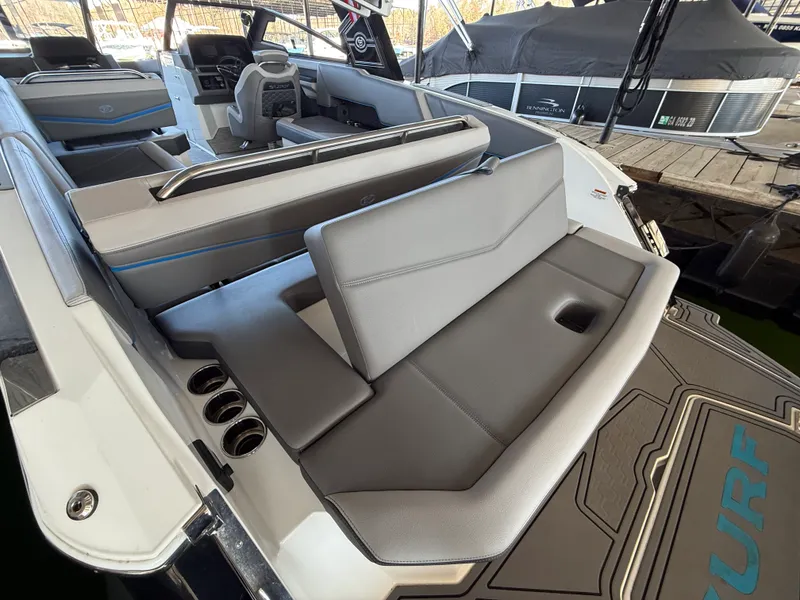 Slide: The Image of Cobalt R8 SURF 2022 - 16