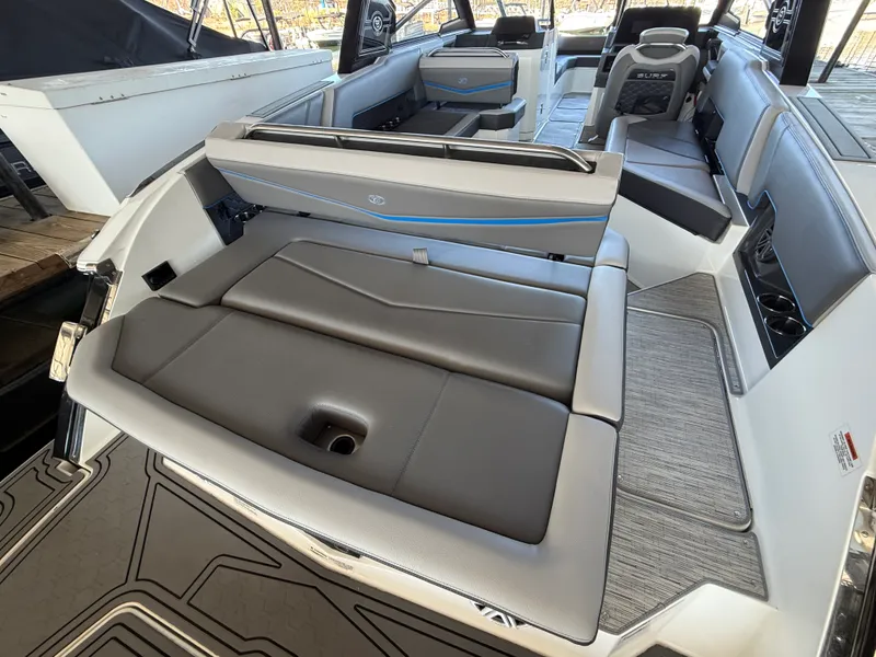 Slide: The Image of Cobalt R8 SURF 2022 - 18