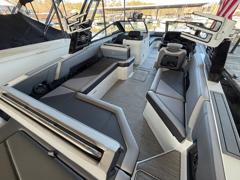 Slide: The Image of Cobalt R8 SURF 2022 - 20