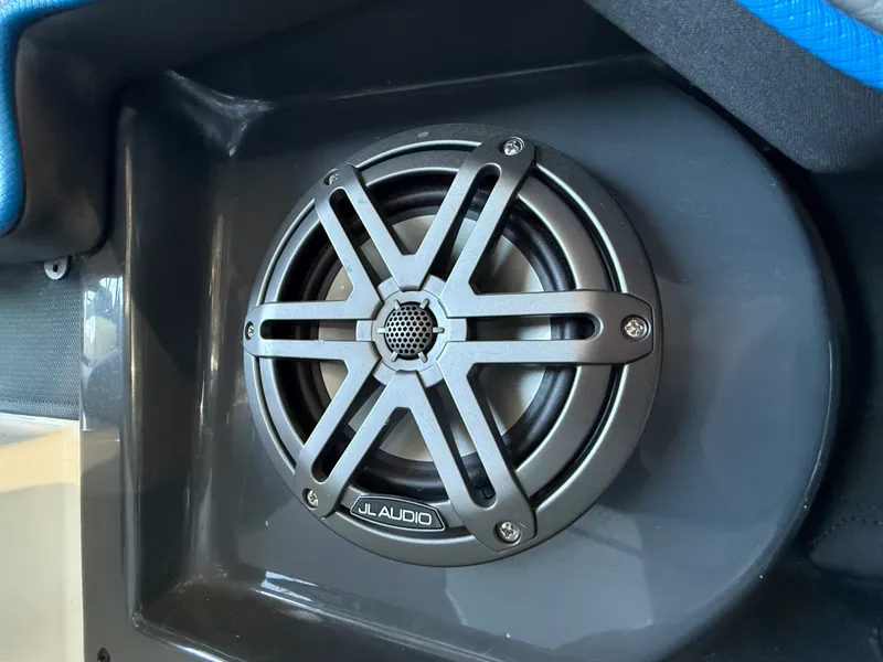 Slide: The Image of Cobalt R8 SURF 2022 - 23