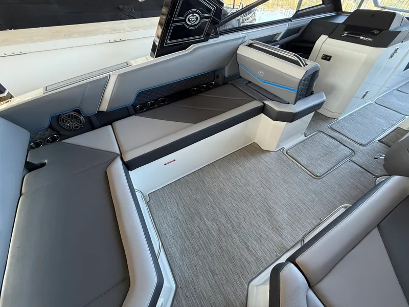 Slide: The Image of Cobalt R8 SURF 2022 - 24