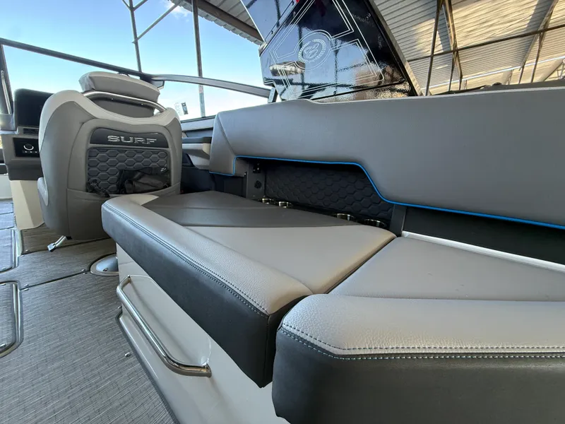 Slide: The Image of Cobalt R8 SURF 2022 - 28