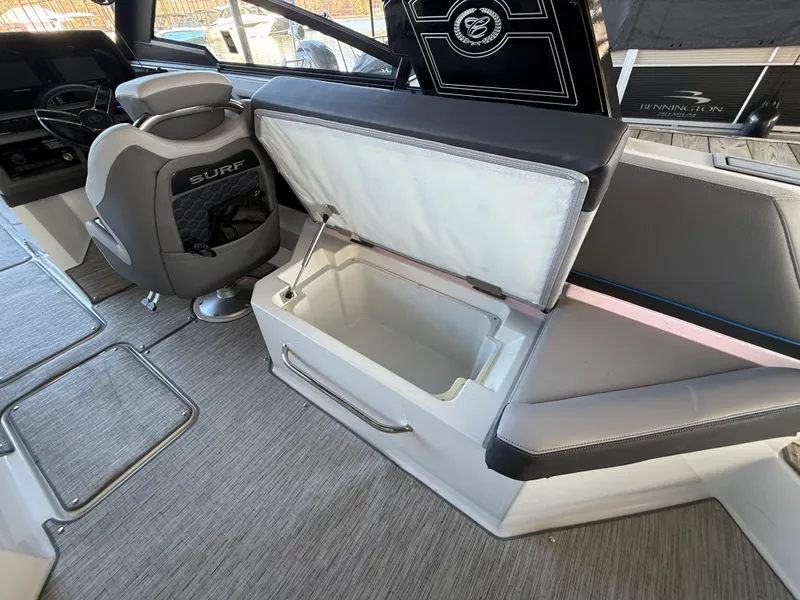 Slide: The Image of Cobalt R8 SURF 2022 - 29