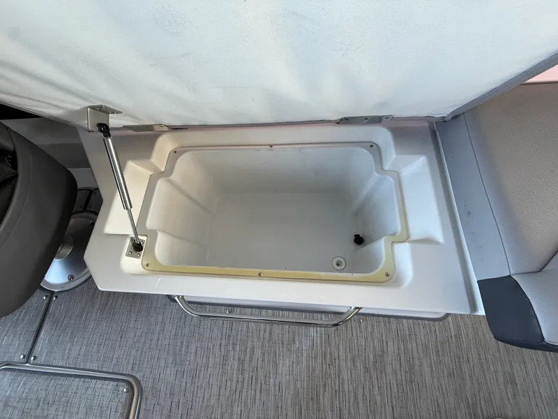 Slide: The Image of Cobalt R8 SURF 2022 - 30