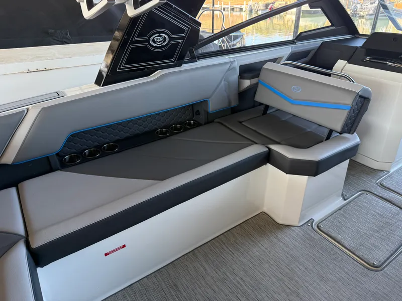 Slide: The Image of Cobalt R8 SURF 2022 - 32