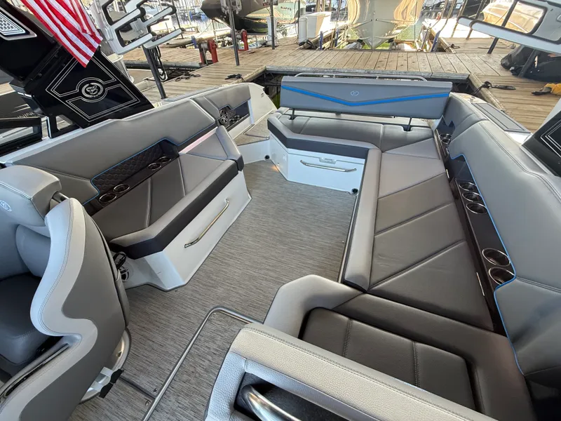 Slide: The Image of Cobalt R8 SURF 2022 - 35