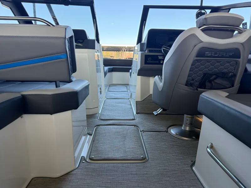 Slide: The Image of Cobalt R8 SURF 2022 - 36