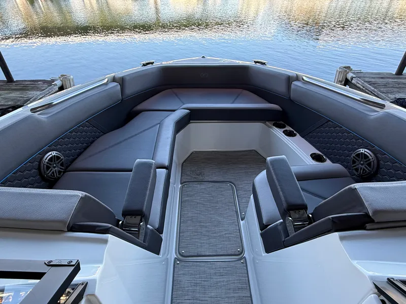 Slide: The Image of Cobalt R8 SURF 2022 - 38