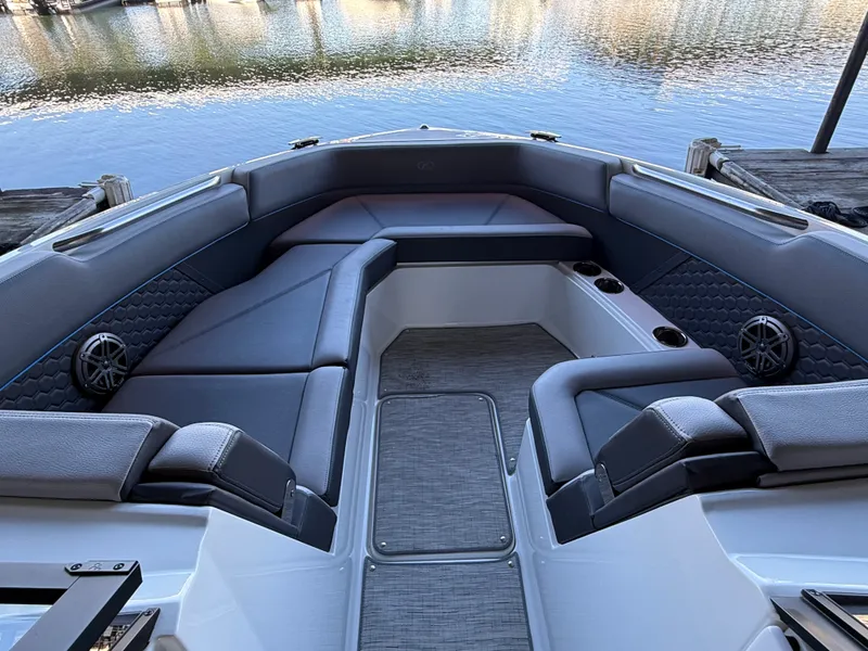 Slide: The Image of Cobalt R8 SURF 2022 - 39