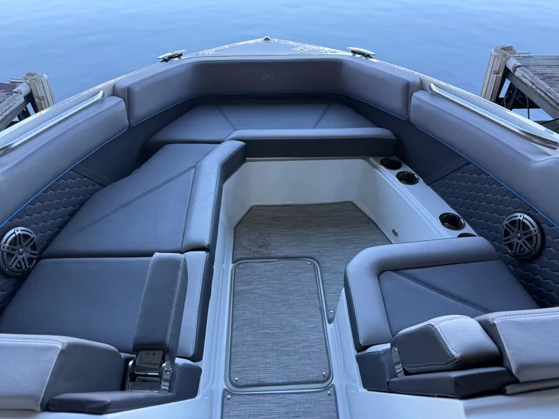 Slide: The Image of Cobalt R8 SURF 2022 - 40