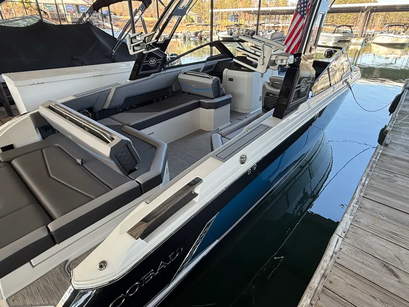 Slide: The Image of Cobalt R8 SURF 2022 - 6