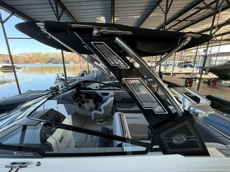 Slide: The Image of Cobalt R8 SURF 2022 - 7