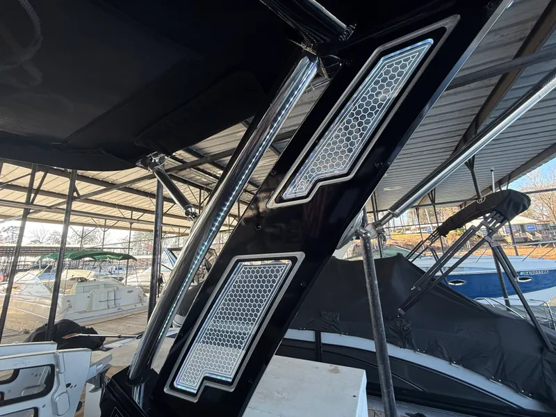 Slide: The Image of Cobalt R8 SURF 2022 - 8