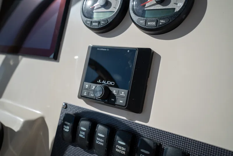 Slide: The Image of Boston Whaler 220 Dauntless 2026 - 10