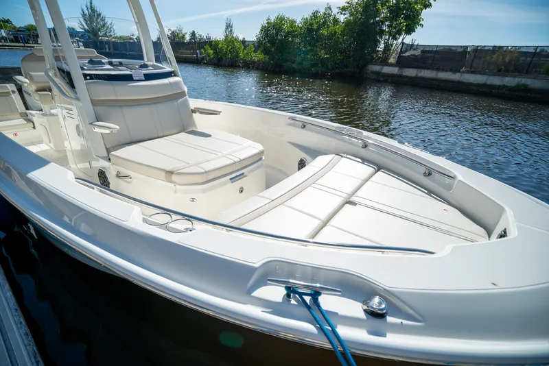 Slide: The Image of Boston Whaler 220 Dauntless 2026 - 12