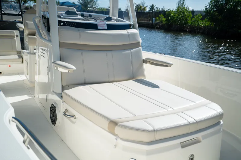 Slide: The Image of Boston Whaler 220 Dauntless 2026 - 13